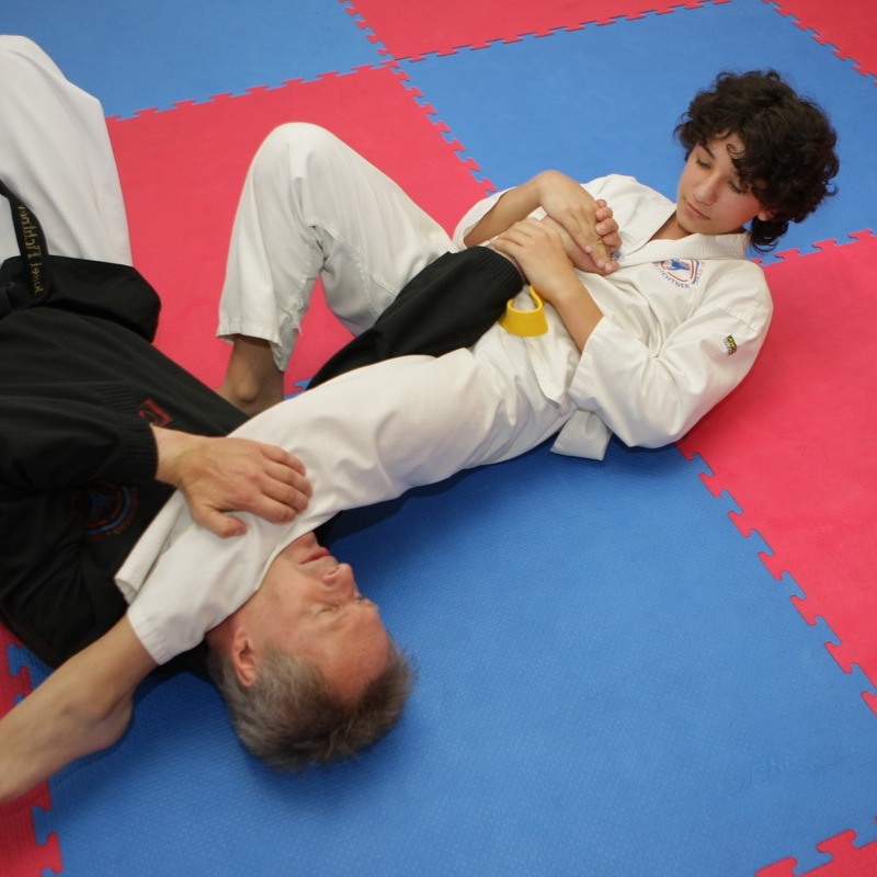 Fortgeschrittene Kinder beim Black Belt Taekwondo-Training der Kampfkunstschule Fichtner